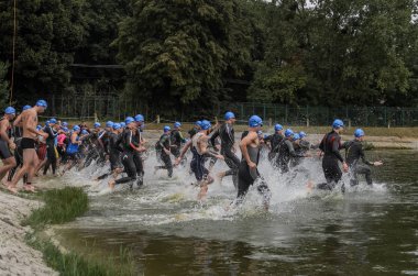 Ukrayna, Lviv - Eylül 2018: Su triatlon rekabet yüzmeye wetsuits başında sporcularda girmek