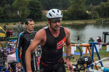 Ukrayna, Lviv - Eylül 2018: Bir triatlon sporcu ıslak elbiseli portresi