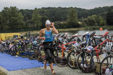 Ukrayna, Lviv - Eylül 2018: Atlet transit alan yelken sonra bisiklet için triatlon yarışma sırasında çalışır
