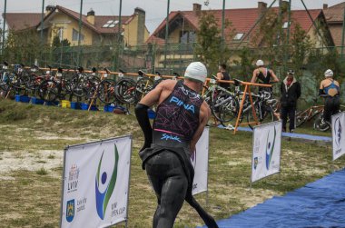 Ukrayna, Lviv - Eylül 2018: Atlet transit alan yelken sonra bisiklet için triatlon yarışma sırasında çalışır