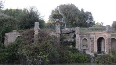 Eski antika retro Fountain Park tesisleri arasında su jetleri