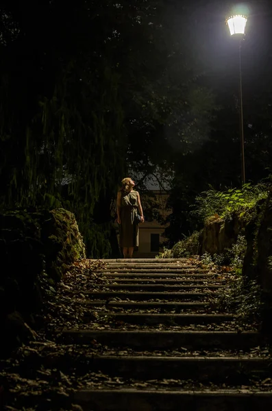 Een Charmante Meisje Een Jurk Klimt Stappen Verlicht Door Een — Stockfoto