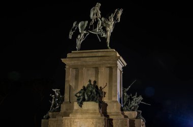 Giuseppe Garibaldi geceleri Gianicola Roma'da terasta anıt