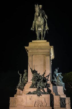 Giuseppe Garibaldi geceleri Gianicola Roma'da terasta anıt