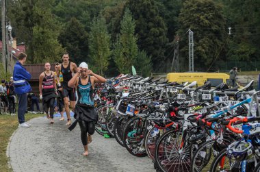 Ukrayna, Lviv - Eylül 2018: Atlet transit alan yelken sonra bisiklet için triatlon yarışma sırasında çalışır