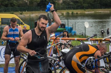 Ukrayna, Lviv - Eylül 2018: Atlet transit alan yelken sonra bisiklet için triatlon yarışma sırasında çalışır