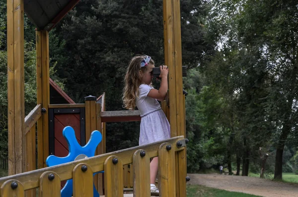 Charmante Meisje Spelen Speelplaats Het Park Kijkend Door Speelgoed Verrekijkers — Stockfoto