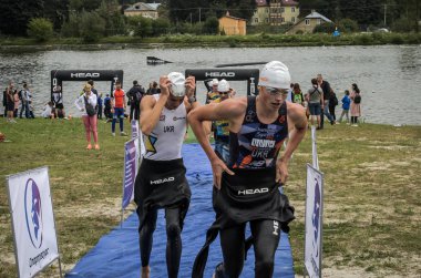 Ukrayna, Lviv - Eylül 2018: Bir atlet takım elbiseli hidro-sudan yüzdükten sonra bir triatlon yarışma sırasında çalışır