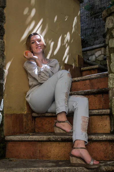 Charmante Meisje Zittend Oude Antieke Stenen Trap — Stockfoto