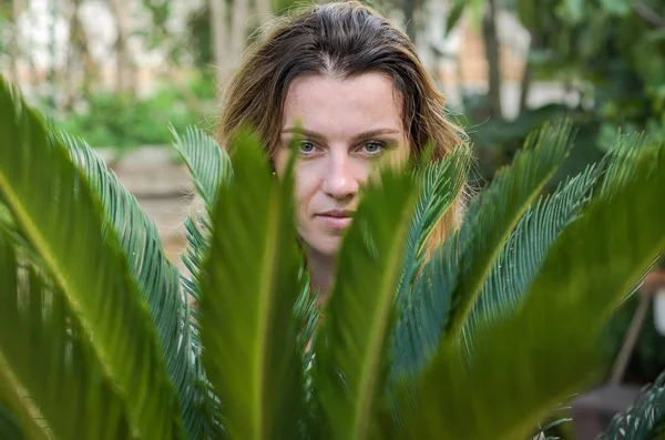 Jovem Menina Bonita Atrás Das Folhas Uma Palmeira Tropical — Fotografia de Stock