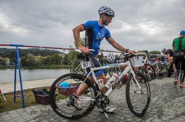 Ukrayna, Lviv - Eylül 2018: Atlet transit alan yelken sonra bisiklet için triatlon yarışma sırasında çalışır