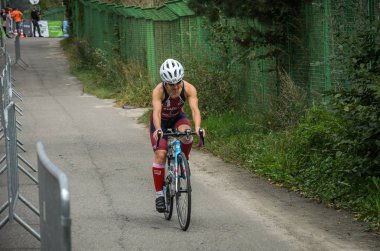 Ukrayna, Lviv - Eylül 2018: Atlet transit alan yelken sonra bisiklet için triatlon yarışma sırasında çalışır