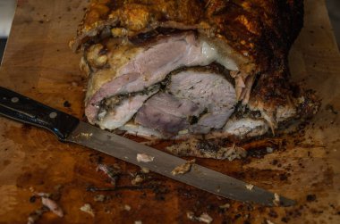 Kızarmış domuz eti porchetta bir bıçak ile masada