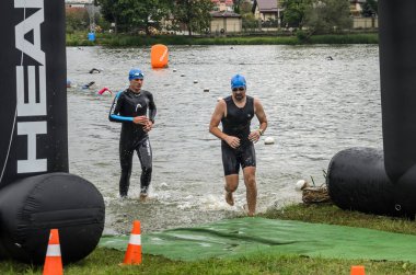 Ukrayna, Lviv - Eylül 2018: Bir atlet takım elbiseli hidro-sudan yüzdükten sonra bir triatlon yarışma sırasında çalışır