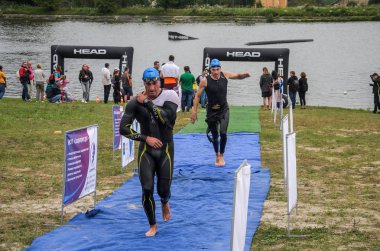 Ukrayna, Lviv - Eylül 2018: Bir atlet takım elbiseli hidro-sudan yüzdükten sonra bir triatlon yarışma sırasında çalışır