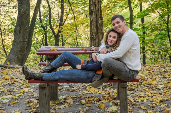 Couple Amoureux Assis Sur Banc Dans Parc Automne Parmi Les — Photo