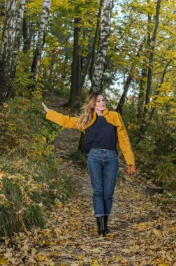 Uzun saçlı Genç güzel kız sonbahar Ormanda yürür