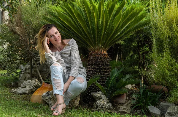 Mooi Meisje Zittend Steen Buurt Van Tropische Palm Tree — Stockfoto