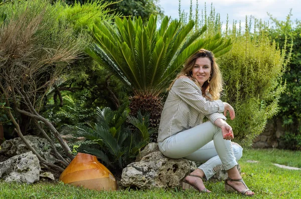 Mooi Meisje Zittend Steen Buurt Van Tropische Palm Tree — Stockfoto