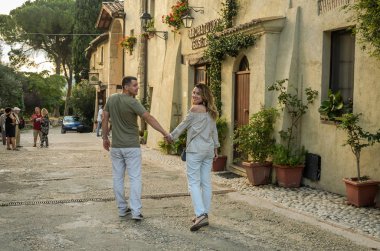 Roma, İtalya - Ağustos 2018: Genç bir çift aşık bir Avrupa kenti eski sokaklarında yürüyor