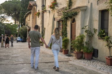 Roma, İtalya - Ağustos 2018: Genç bir çift aşık bir Avrupa kenti eski sokaklarında yürüyor