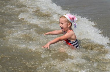 Mutlu küçük sevimli çocuk denizde banyoları
