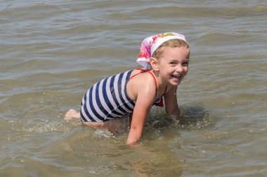Mutlu küçük sevimli çocuk denizde banyoları