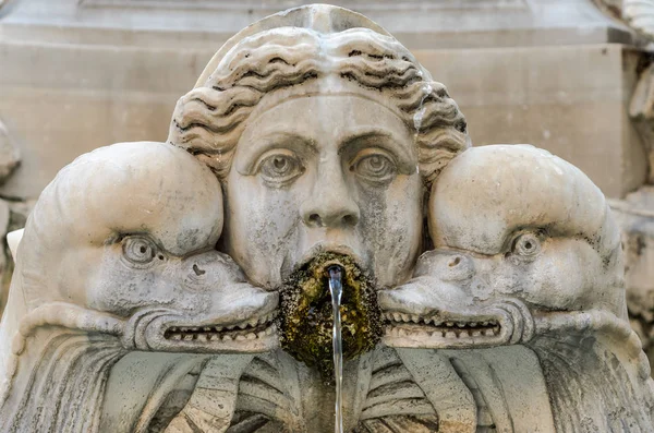 Ancienne Fontaine Marbre Antique Avec Têtes Monstre — Photo