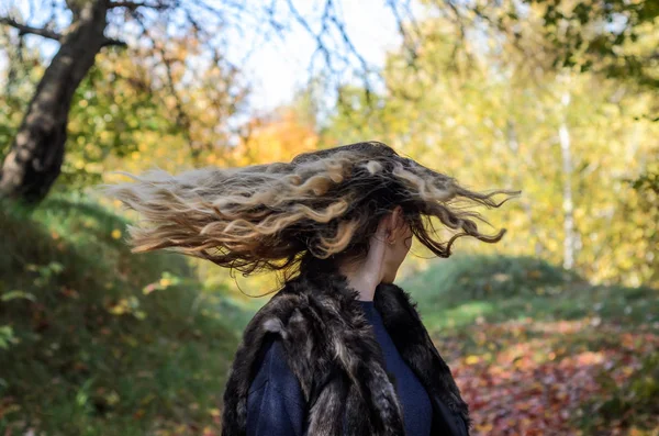 Молодая Красивая Девушка Длинными Волосами Прогулки Осеннем Лесу — стоковое фото