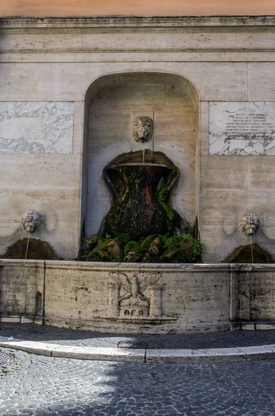 Stein Antiken Brunnen Der Wand Des Hauses — Stockfoto