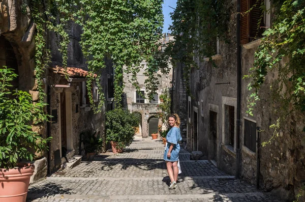 Όμορφη Κοπέλα Κατά Διάρκεια Μια Βόλτα Στους Δρόμους Της Πόλης — Φωτογραφία Αρχείου