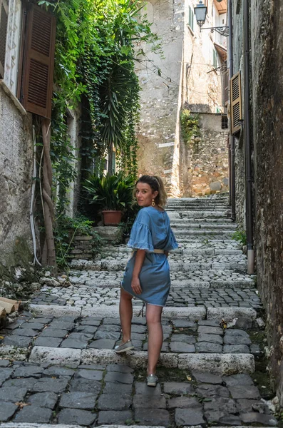 Menina Bonita Jovem Durante Passeio Pelas Ruas Antigas Antiga Cidade — Fotografia de Stock