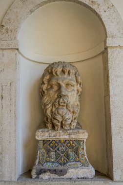 Roma, İtalya - Ağustos 2018: Antika anıt ile vücut parçaları, Villa D'Este Tivoli, İtalya