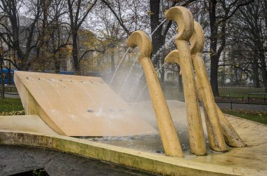 Polonya, Krakow - Kasım 2018: Chopin'in piyano Krakow Park anıt