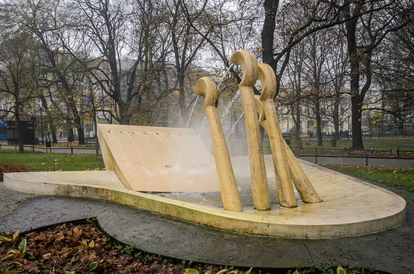 Polonya, Krakow - Kasım 2018: Chopin'in piyano Krakow Park anıt