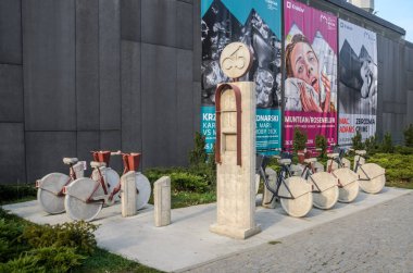 Polonya, Krakow - Kasım 2018: ile beton Bisiklet Bisiklet park yeri Anıtı