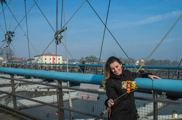 Polónia Krakow Novembro 2018 Jovem Turista Tira Uma Selfie Telefone — Fotografia de Stock