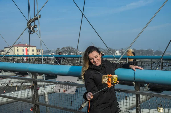 ポーランド クラクフ 2018 若い女の子観光はウィスラ クラクフの川を渡って橋 Passerelle Ojca Bernatka Selfie — ストック写真