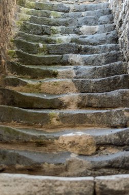 Eski antika merdiven taş merdivenle üzerinde