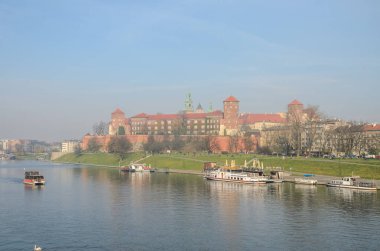 Polonya, Krakow - Kasım 2018: Wawel Kalesi sabah sis, Krakow, Polonya