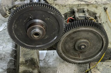 Petrol bir endüstriyel makine üzerinde büyük dişliler