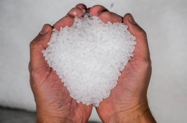 Eller bir işçinin granül plastik torba üretimi için