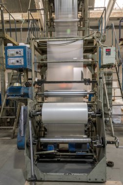 Lviv, Ukrayna - Kasım 2018: Büyük endüstriyel makine Fabrikası'nda plastik torba üretimi için