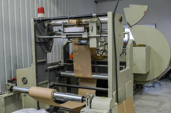 Lviv, Ukrayna - Kasım 2018: Fabrikası'nda büyük kağıt poşet Makinası