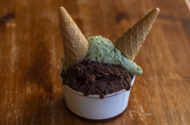 Dondurma bir kağıt bardak