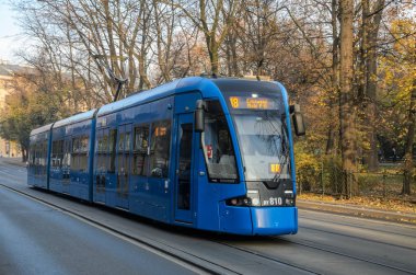 Polonya, Krakow - Kasım 2018: Mavi tramvay Krakow, Polonya sokaklarında rides