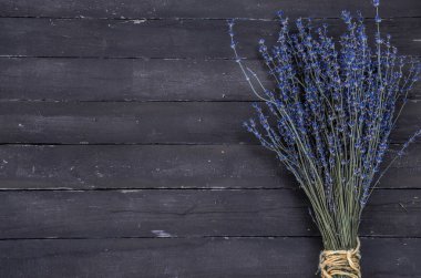 Ahşap zemin üzerine mavi lavanta buket
