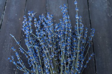 Ahşap zemin üzerine mavi lavanta buket