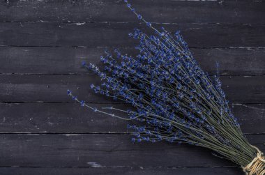 Ahşap zemin üzerine mavi lavanta buket