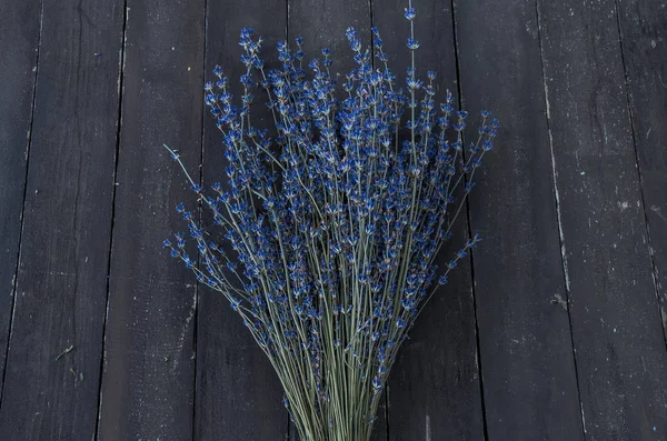 Ahşap zemin üzerine mavi lavanta buket